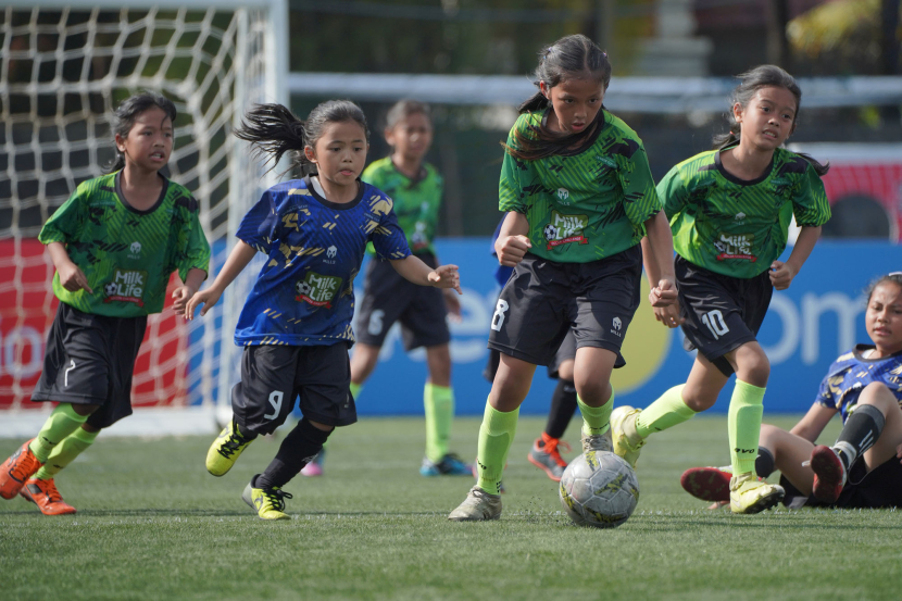 Naya Aisha Kirana berusaha melewati kawalan pemain lawan di pertandingan KU 10 antara SDN 085 Ciumbuleuit melawan SDN 075 Jatayu pada perhelatan MilkLife Soccer Challenge - Bandung Series 1 2024 yang berlangsung di Progresif Sport Centre, Ahad (23/6).