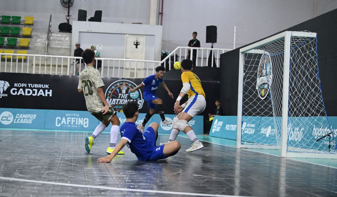 Laga UIN Sunan Gunung Djati Bandung (biru) vs UII Yogyakarta dalam The Nationsl Campus League Futsal 2025 di GOR UNJ, Jakarta, pada 3 Desember 2025. (Dok. Campus League Futsal 2025)