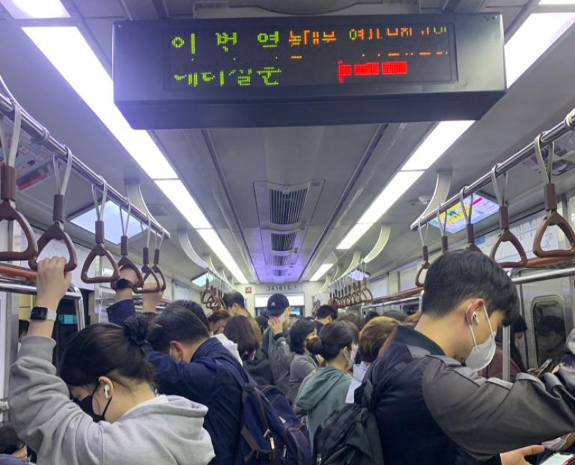Suasana kereta bawah tanah di Seoul. Dok: Fergi Nadira B.