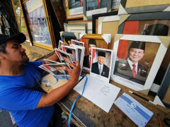 Jelang Pelantikan Prabowo, Pedagang Poster Ini Masih Menjual Foto Presiden Soeharto