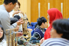 Angklung Menggema di Sekolah Khusus Nasional Hankook Woojin