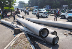 Tiang Pancang Jatuh Berserakan di Badan Jalan Soekarno Hatta Bandung