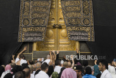 Heboh! Jamaah Haji Berebut Cium Tangan dan Baju Bupati Bandung Usai Cuci Baitullah