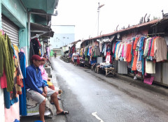 Tantangan Pedagang Baju Bekas di Pasar Wage