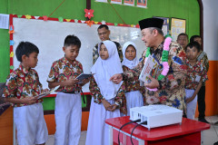 Siswa-Siwa SD di Maluku Utara Antusias Dapat Buku Bacaan Bermutu dari Kemendikdasmen