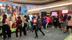 Joget Pakai Batik, Fans K-Pop Penuhi Random Play Dance Wow Korea di Bekasi