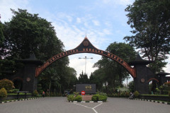 Kita Gagal Mendengarnya, Kita Terlambat Memeluknya