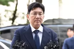 Bang Si-hyuk Dicegah ke Luar Negeri oleh Polisi