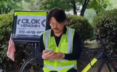 Viral Pria Korea Jualan Cilok Bumbu Kacang Keliling Ansan