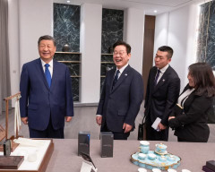 Xi Jinping Bawa Ponsel Xiaomi ke Negeri Samsung, Lontarkan Candaan Ini