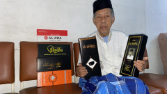 Bertahan tanpa Pensiun: Semangat Hidup Pak Dudung di Usaha Dus Peci