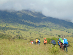 Dear Pendaki Pemula, Ini Perlengkapan Wajib yang Mesti Dibawa Saat Mendaki Gunung