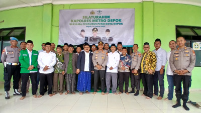 Kapolres Depok Serahkan Bibit Tanaman kepada PCNU Kota Depok