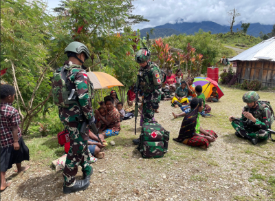 Satgas Yonif 715/Motuliato Gelar Layanan Kesehatan Gratis di Papua