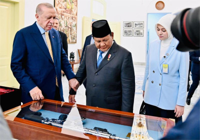 Prabowo Serahkan Senapan Serbu SS2-V4A2 Produksi Pindad ke Erdogan