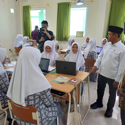 Kunjungi Alamamater, Wamendikdasmen Fajar Resmikan Pusat Pemahiran Bahasa Asing SMA Plus Darussalam Ciamis