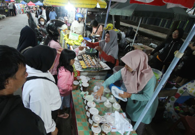 Berburu Takjil di Jalan Pusdai Bandung