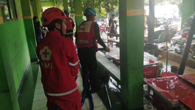 Relawan PMI Bersihkan Lumpur dan Sampah di Sekolah Pascabanjir