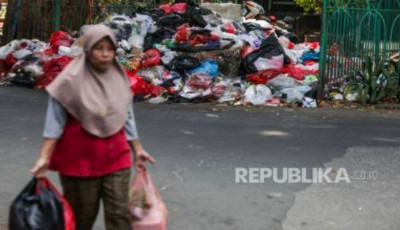 Usai Lebaran, Tumpukan Sampah Berserakan di Pinggir Jalan di Depok