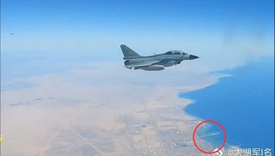Jet J-10 Terbang di Atas Pelabuhan Angkatan Laut AS di Arab Saudi