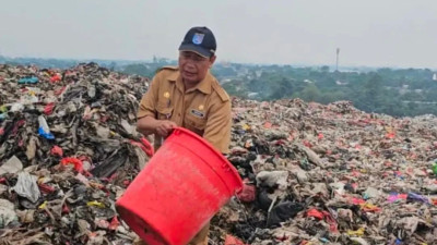 Uji Coba Kurangi Sampah Organik, Ribuan Maggot Ditebar di TPA Cipayung