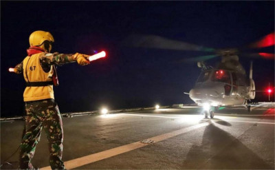 Helikopter Panther TNI AL Terbang Malam Hari di Laut Mediterania
