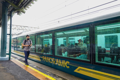 Menikmati Keindahan Alam Indonesia Melalui Jendela Kereta Panoramic