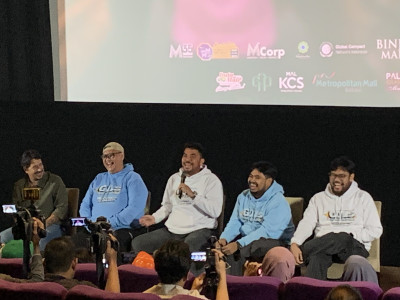 Gjls: Ibuku Ibu Ibu, Komedi Absurd dan Tabrak Semua Kaidah Film Tetapi Bikin Ngakak Brutal