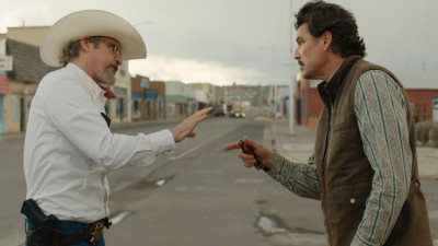 Trailer Eddington Tampilkan Joaquin Phoenix dan Pedro Pascal, Bertabur Teori Konspirasi Covid