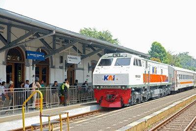 Kereta Api Lokal, Ruang Pulang yang Selalu Dirindukan