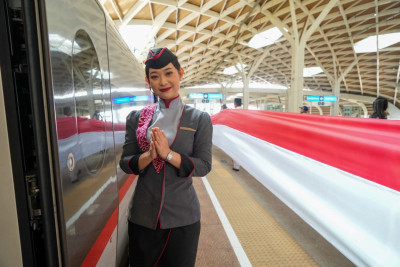 Bendera Merah Putih 208 Meter Berkibar Sepanjang Kereta Cepat Whoosh