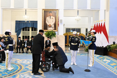 Prabowo Berlutut Anugerahkan Bintang Jasa Utama ke Teungku Nyak Sandang