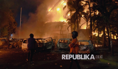 Pendemo di Makassar Ngamuk, Gedung DPRD Sulsel Ludes Dibakar