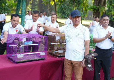 Panglima TNI Bagikan Paket Sembako dan Lepas Ratusan Ekor Burung