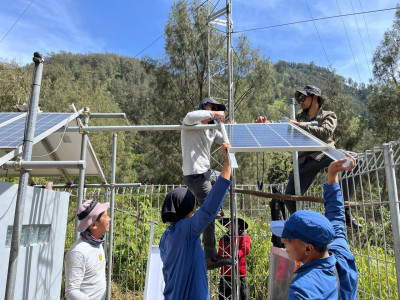 BNPB Pasang Sensor Peringatan Dini Banjir Lahar Dingin di Gunung Semeru