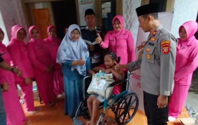 Senyum Suci, Haru Dua Lansia: Cerita Kecil di Balik Baksos Polsek Majalengka Kota dan Bhayangkari.