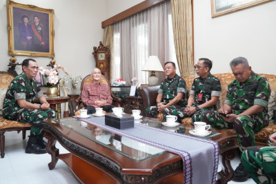 Sejumlah Perwira TNI Anjangsana ke Kediaman Try Sutrisno