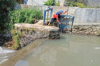 Antisipasi Banjir, BPBD Sukabumi Rutin Bersihkan Sampah di Aliran Sungai