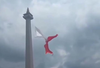 Bendera Merah Putih Raksasa Robek Saat Gladiresik HUT ke-80 TNI di Monas