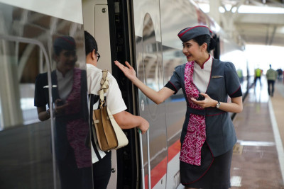 Whoosh Kenalkan Batik Mega Mendung ke Jutaan Penumpang