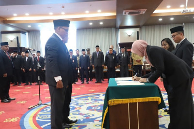 Sekda Sri Lantik Anggota Komisi Informasi Kaltim Periode 2025-2029