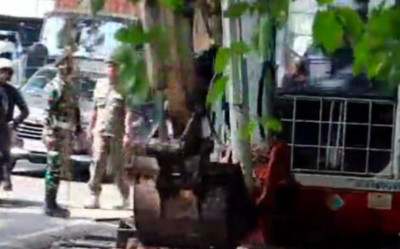 Satpol PP Depok Tertibkan Puluhan PKL dan Bangunan Liar di Jalan Raya Bogor