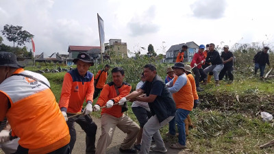 Kompak Banget! Warga, BPBD, dan Relawan Gotong Royong Evakuasi Longsor di Sukabumi