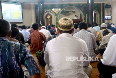 Main Hape saat Sholat Jumat, Bagaimana Hukumnya?