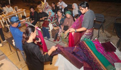 Serambi Disertasi dan Cahaya Songket Serumpun: Cerita dari Pandai Sikek hingga Nusantara