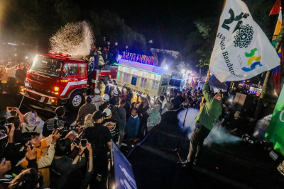 Malam Bandung Bertabur Cahaya, Puluhan Kendaraan Hias Terangi Kota Bandung