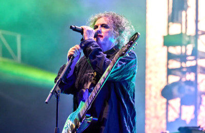 Waiting For The Phone Call, Kolaborasi Robert Smith Bareng The Twilight Sad