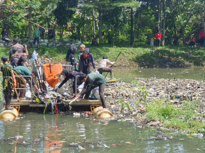 Gotong Royong Angkat Sampah Sungai Citarum