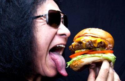 Buka-bukaan Soal Cookies, Cokelat, Cake, Gene Simmons: Saya Makan Kue Keju Setiap Hari!