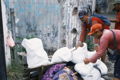 Buang Kasur atau Sofa ke Sungai Surabaya? Siap-Siap Didenda Rp50 Juta atau Masuk Bui